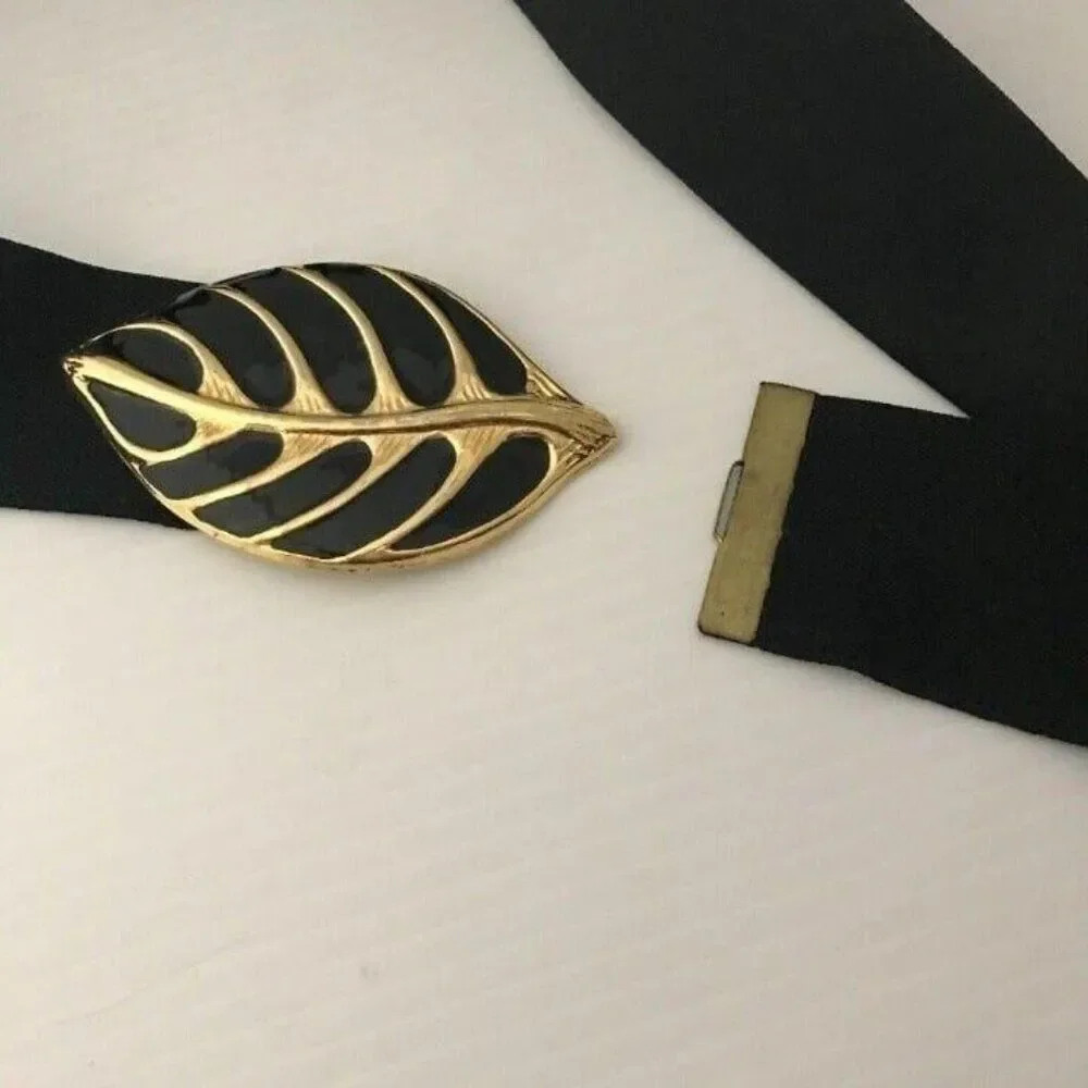 #3176 Womens black stretch belt with gold leaf vintage Daylor USA 38 in length